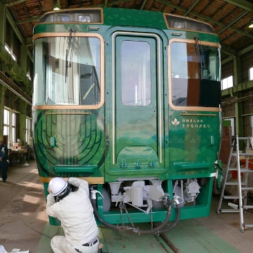 車両ラッピング施工作業中の様子