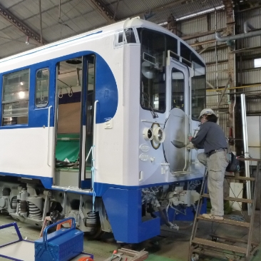 車両ラッピング施工作業中の様子